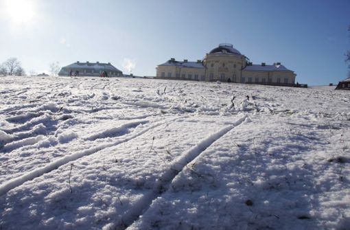 Das Schloss Solitude mit Schneehäubchen und unter einem blauen Himmel – schöner kann der Winter in Stuttgart kaum sein. Foto: Andreas Rosar Fotoagentur-Stuttg