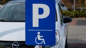Kann ein Behindertenparkplatz geschäftsschädigend sein? Foto: Lichtgut/Achim Zweygarth