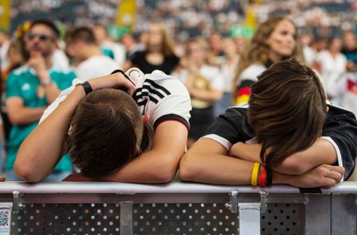 Deutschland ist bei der Fußball-WM in Russland in der Vorrunde ausgeschieden. Die Fans können es nicht fassen. Foto: dpa