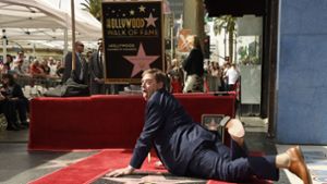 Vor Schaulustigen und Kameras posiert der Schauspieler John Goodman auf seiner neuen Sternenplakette in Hollywood. Foto: AP