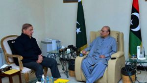 Pakistans Premierminister Shehbaz Sharif (l) zusammen mit dem neu gewählten pakistanischen Präsidenten Asif Ali Zardari. Foto: Uncredited/Prime Minister Office/AP/dpa