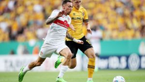 Auf schnellen Beinen unterwegs: Der Torschütze Darko Churlinov (links) vom VfB Stuttgart zieht an Jonathan Meier vor. Foto: Baumann/Cathrin Müller
