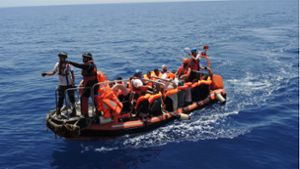 Schlauchboot mit geretteten Migranten im Mittelmeer (Archivbild) Foto: dpa/Lena Klimkeit