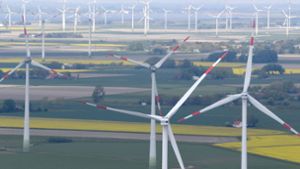 Windpark in Schleswig-Holstein: Der massive Ausbau der Windkraft an Land hat in vielen Gegenden Deutschlands zu erheblichen Akzeptanzproblemen geführt. Foto: dpa/Carsten Rehder
