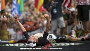 Sebastian Kienle ist im Ziel: 2014 hat er die Ironman-Weltmeisterschaft auf Hawaii gewonnen. Foto: EPA