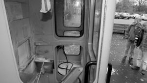 Ein skrupelloses Attentat: Die zerstörte Telefonzelle 1996 an der Doggenburg. Foto: dpa/