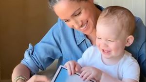 Zu Archies erstem Geburtstag veröffentlichten die Sussex’ ein Video: Es zeigt, wie Herzogin Meghan ihrem Sohn ein Buch vorliest. Foto: AFP/Save the Children/THE DUKE AND DUCHESS OF SUSSEX
