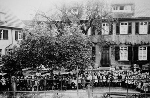Eindrucksvolle Aufnahme: Vor dem Weimerkindergarten stellen sich 1960 die Jungs und Mädchen für den Fotografen auf – vielleicht erkennt sich noch jemand? Foto: Stadtmuseum Fellbach