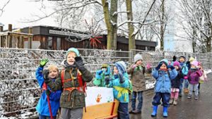 Tschüss alte Bleibe – die Kinder verlassen das Montessori-Kinderhaus an der  Landauer Straße und ziehen mit Bollerwagen an die Giebelstraße 6. Foto: Georg Linsenmann