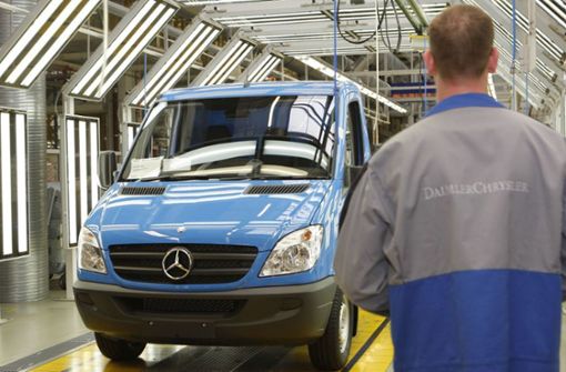 Ein weiteres Dieselfahrzeug von Daimler soll mit illegaler Abgastechnik ausgestattet sein. Betroffen sind Transporter des Modells Sprinter. Foto: dpa/Nestor Bachmann