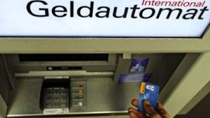 Das kann teuer werden: Wer Geld an einem Automaten abhebt, der nicht zum Pool der Kundenbank gehört, zahlt bis zu sechs Euro. Foto: dpa/Angelika Warmuth
