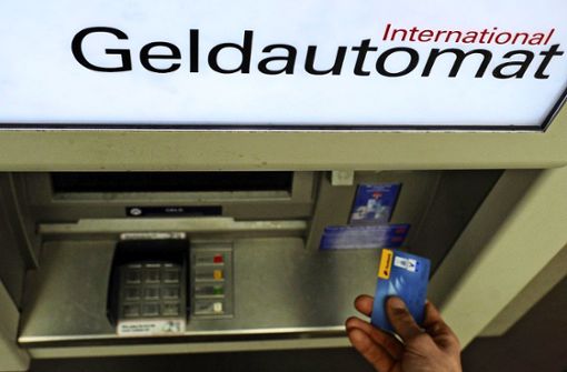 Das kann teuer werden: Wer Geld an einem Automaten abhebt, der nicht zum Pool der Kundenbank gehört, zahlt bis zu sechs Euro. Foto: dpa/Angelika Warmuth