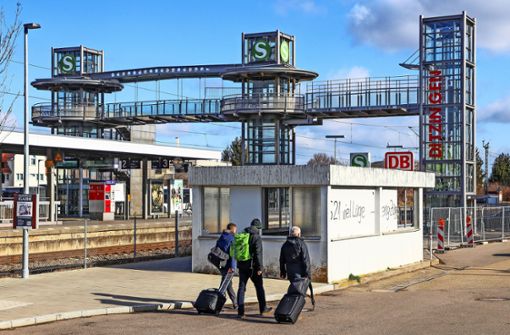 Wer aus dem Gewerbegebiet zum Zug will, muss die Treppen nehmen  – oder einen Umweg von mehreren Hundert Metern in Kauf nehmen. Foto: factum/Simon Granville