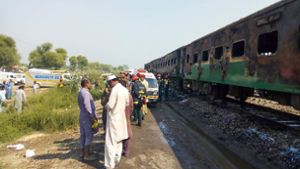 Der Zug geriet wegen eines explodierten Gaskochers in Brand. Foto: AFP