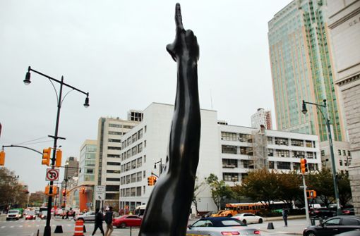 Dieser überdimensionale Arm in Brooklyn sorgt für Diskussionen. Foto: dpa/Christina Horsten
