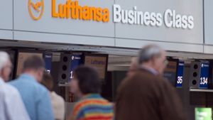 Vergebliches Warten auf den Lufthansa-Flieger Foto: dpa