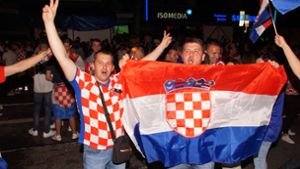 Kroatische Fans jubeln am vergangenen Samstag auf der Theodor-Heuss-Straße. Foto: Andreas Rosar