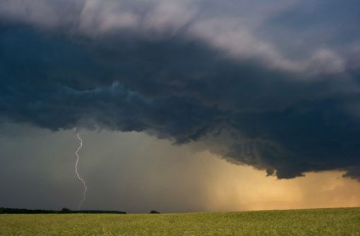 Gewitter können gefährlich werden. In South Carolina hat ein Blitz einen Mann um nur wenige Zentimeter verfehlt. (Symbolfoto) Foto: dpa