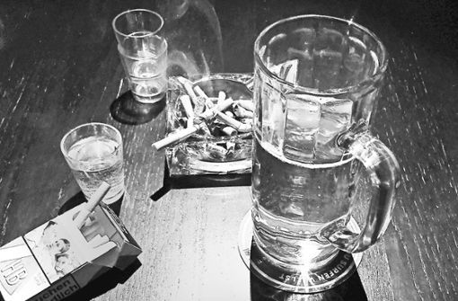 Jeden Tag literweise Bier,  Schnaps und zig Zigaretten:  So lebte Claus-Dieter, bis er zu den Anonymen Alkoholikern kam. Foto: Luca Gröning