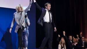 Gemeinsamer Auftritt nach dem Sieg in der ersten Runde der Präsidentschaftswahl: Brigitte Trogneux und ihr Ehemann Emmanuel Macron vor jubelnden Anhängern in Paris. Foto: Getty Images Europe
