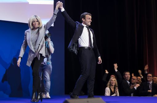 Gemeinsamer Auftritt nach dem Sieg in der ersten Runde der Präsidentschaftswahl: Brigitte Trogneux und ihr Ehemann Emmanuel Macron vor jubelnden Anhängern in Paris. Foto: Getty Images Europe