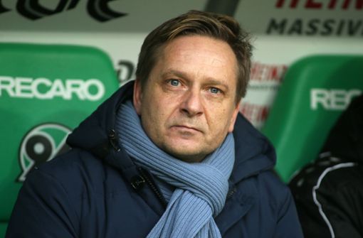 Der Manager Horst Heldt sieht Hannover 96 in der Liga noch nicht endgültig gerettet. Foto: Getty