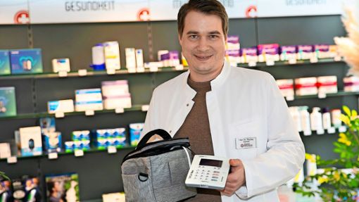 Pragmatische Lösung: Tobias Raichle, der Leiter der Apotheke im Ärztezentrum Kirchheim, zeigt das von ihm entwickelte mobile  Kartenterminal. Foto: Ines Rudel