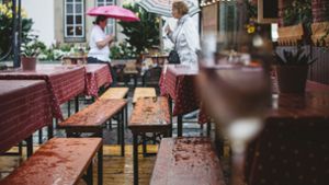 Den Wirten des Stuttgarter Weindorfs hat der Regen am Wochenende das Geschäft vermiest. Foto: Lichtgut/Leif Piechowski