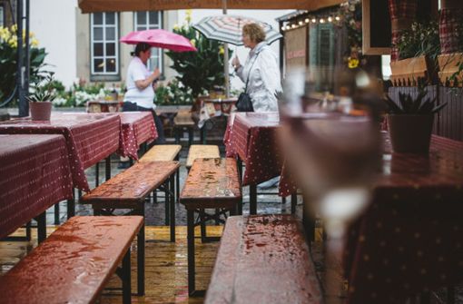 Den Wirten des Stuttgarter Weindorfs hat der Regen am Wochenende das Geschäft vermiest. Foto: Lichtgut/Leif Piechowski