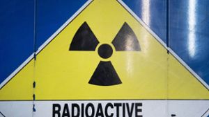Ein Warnschild Radioactive. Neuartige Atomreaktoren brauchen laut Wissenschaftlern noch Jahrzehnte bis zur Marktreife. (Symböolbild) Foto: picture alliance / Stefan Sauer/dpa