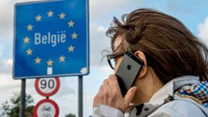 Wer im EU-Ausland telefoniert, muss auch künftig auf die Kosten achten. Foto: AFP