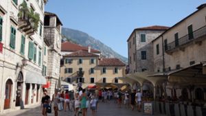 Endlich wieder was los: Touristen in der Altstadt von Kotor Foto: imago stock&people/imago