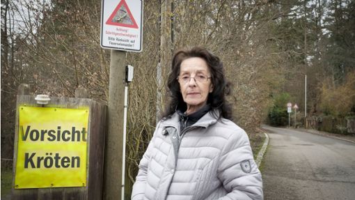 Anita Wagner hat am Längenbühl schon ein Schild angebracht, das Autofahrer dazu anhalten soll, Schrittgeschwindigkeit zu fahren und auf die Salamander zu achten. Foto: /Simon Granville