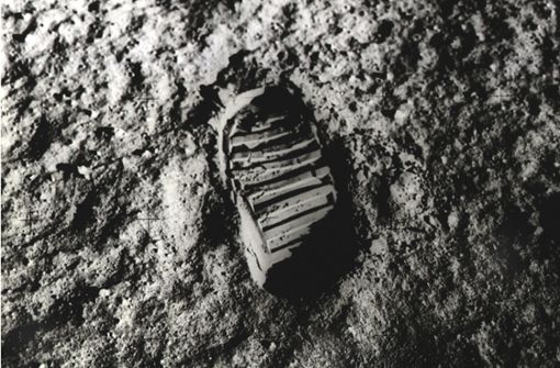 „. . . Ein großer Schritt für die Menschheit“ sagte  US-Astronaut Neil Armstrong, nachdem er und Edwin Aldrin als erste Menschen am 20. Juli 1969 den Mond betreten hatten. Ein Fußabdruck auf der weichen Mondoberfläche zeugt von dem historischen Ereignis. Foto: dpa