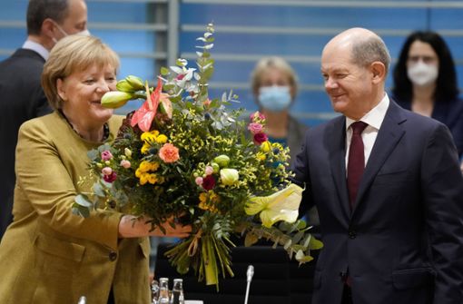 Den Abschied von ihrer Regierungsmannschaft hat Kanzlerin Angela Merkel schon hinter sich. Von ihrem Stellvertreter und Nachfolger Olaf Scholz bekam sie Blumen. Foto: Markus Schreiber/dpa AP Pool