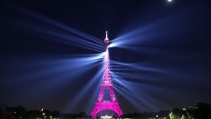 Die  Lichtkunstinstallationen an der Turmfassade des Eiffelturms werden bis Freitag gezeigt Foto: dpa