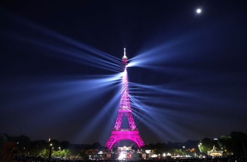Die  Lichtkunstinstallationen an der Turmfassade des Eiffelturms werden bis Freitag gezeigt Foto: dpa