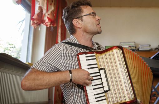 Künftig kann er sich vermehrt seinem Hobby zuwenden: Großerlachs Bürgermeister Christoph Jäger ist auch leidenschaftlicher Liedermacher. Foto: Gottfried Stoppel