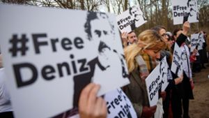 Demonstranten fordern vor der Türkischen Botschaft in Berlin die Freilassung des deutschen Journalisten Deniz Yücel. Foto: dpa
