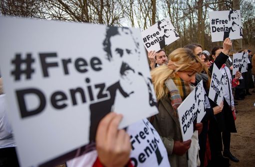 Demonstranten fordern vor der Türkischen Botschaft in Berlin die Freilassung des deutschen Journalisten Deniz Yücel. Foto: dpa