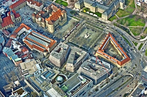 An den drei Neubauten des  Dorotheen-Quartiers am Karlsplatz haben die Fassadenarbeiten begonnen Foto: Manfred Grohe