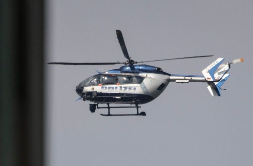 Bei der Suche nach dem mutmaßlichen Supermarkt-Erpresser war auch ein Hubschrauber im Einsatz (Symbolbild). Foto: dpa