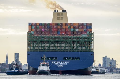 Der 400 Meter lange Megafrachter hat zum ersten Mal den Hamburger Hafen angelaufen. Foto: dpa/Axel Heimken
