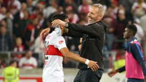 Mögen und schätzen sich: Stürmer Nicolas Gonzalez (li.) und Trainer Tim Walter vom VfB Stuttgart Foto: Baumann