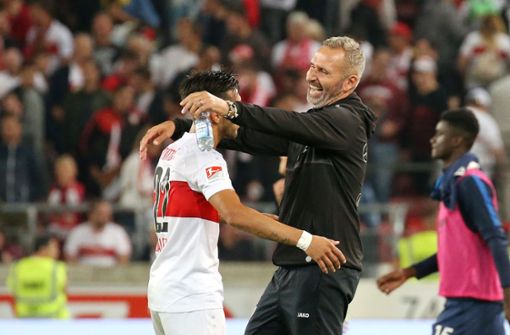 Mögen und schätzen sich: Stürmer Nicolas Gonzalez (li.) und Trainer Tim Walter vom VfB Stuttgart Foto: Baumann