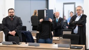 Lina E. (Mitte) bei der Verhandlung im Oberlandesgericht Dresden. Foto: dpa/Sebastian Kahnert