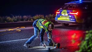 Ein Polizist markiert in der Unfallnacht  Spuren auf der Landstraße zwischen Bietigheim und Sachsenheim. Foto: 7aktuell.de/Simon Adomat