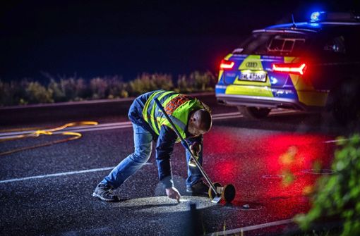 Ein Polizist markiert in der Unfallnacht  Spuren auf der Landstraße zwischen Bietigheim und Sachsenheim. Foto: 7aktuell.de/Simon Adomat