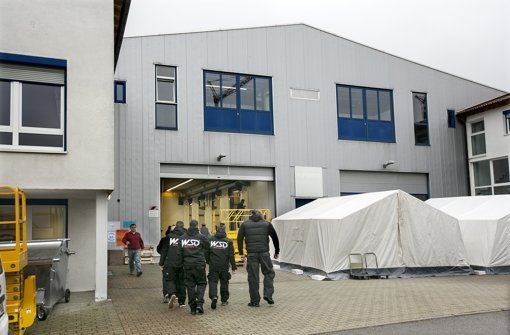 In diese Industriehalle im Gewerbegebiet Aichtal-Aich sind seit Mitte Oktober schon  gut 230 Asylbewerber eingezogen. Maximal 300 Neuzugänge sind möglich. Foto: Horst Rudel