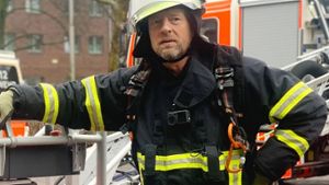 Schauspieler lernt das Leben als Feuerwehrmann kennen